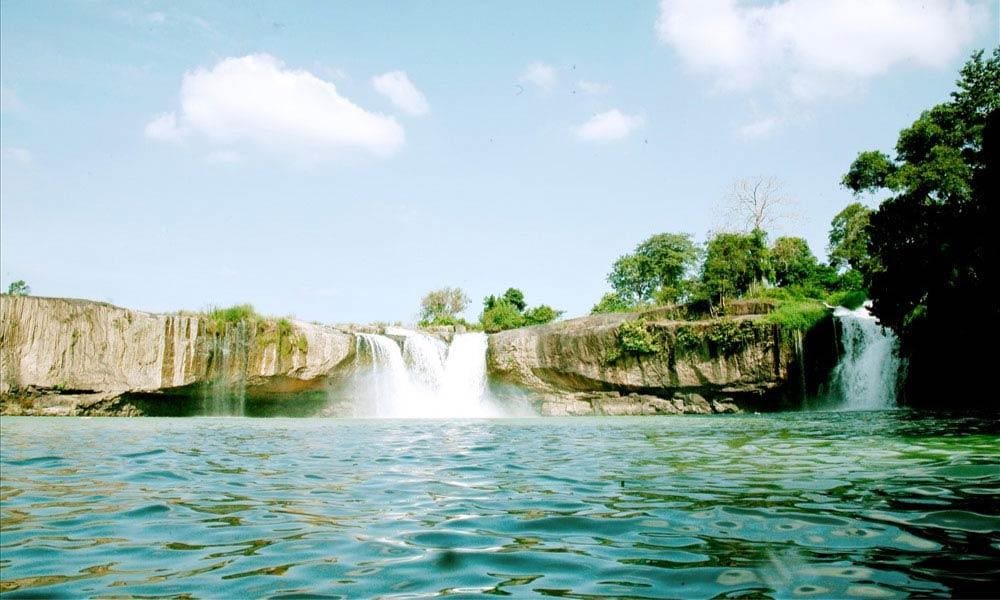 Thác Gia Long được bao quanh bởi rừng nguyên sinh, khung cảnh hoang sơ, hùng vĩ
